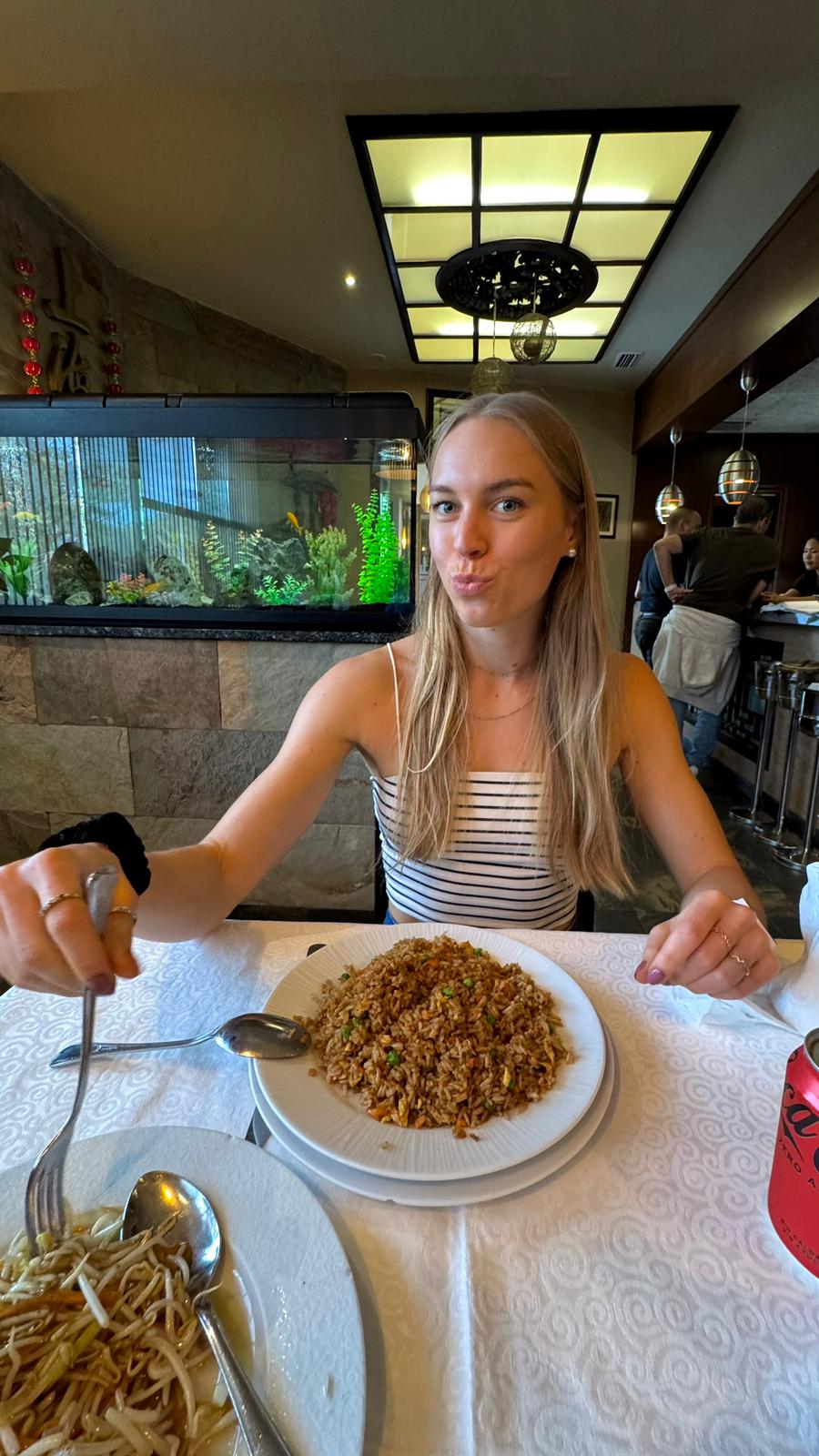 Bonnie comiendo en un restaurante